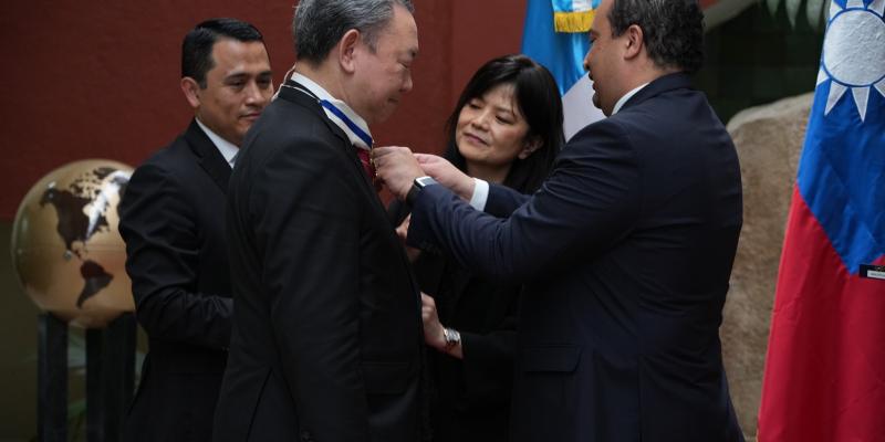 Gobierno de Guatemala condecora a viceministro de Relaciones Exteriores de la República de China (Taiwán) 