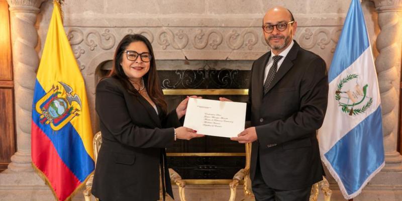 Embajadora de Guatemala presenta Copias de Estilo en Ecuador 