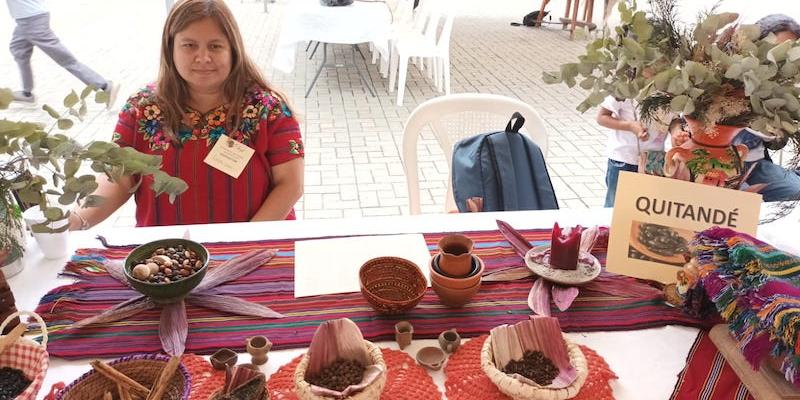 Emprendedora presenta sus productos en festival de Chimaltenango