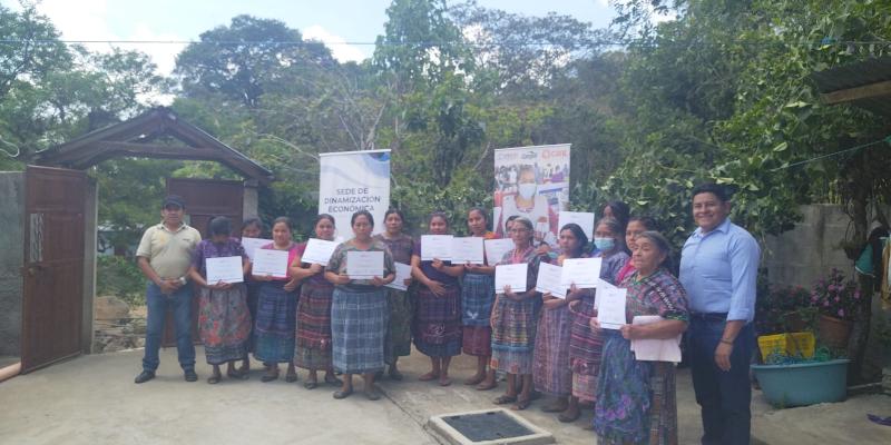 Emprendedores posan para foto con sus diplomas de participación sobre formación de mercado y sus variables en Chimaltenango
