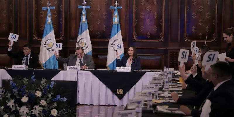 Presidente Alejandro Giammattei con secretaria de Planificación, Keila Vilchez, durante tercera reunión ordinaria del Conadur.