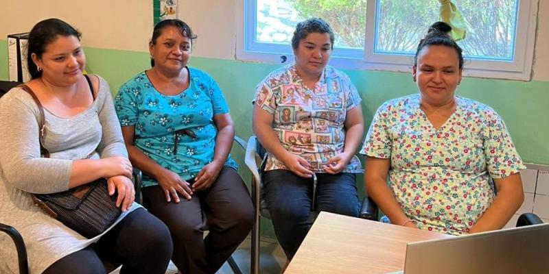 Personal de Esperanza de Vida, en Zacapa durante el inicio del Diplomado de Niñeras.