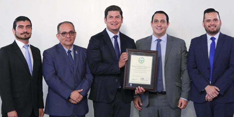 El Ministro de Economía Dr.  Janio Rosales (centro) recibió el reconocimiento. 