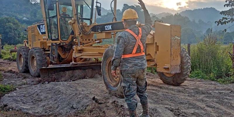 Ejército de Guatemala contribuye al desarrollo nacional a través de la rehabilitación de carreteras de tercer orden, dragado y construcción de bordas.