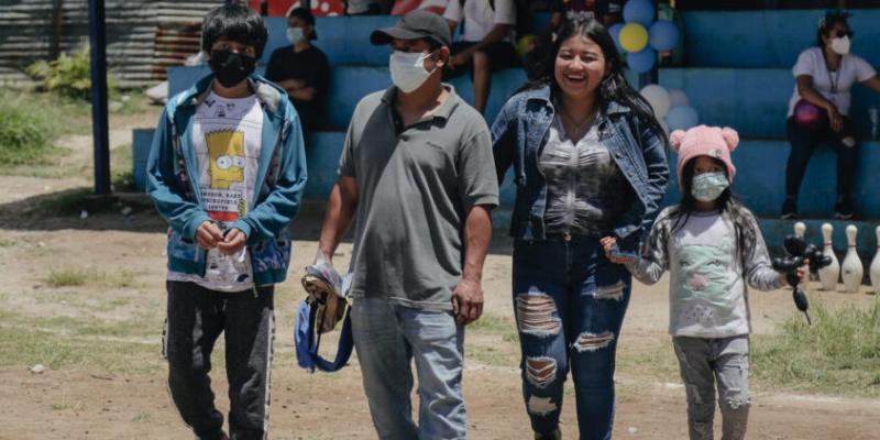 Mantente interesado en las ideas, sentimientos y experiencias de tu hijo.