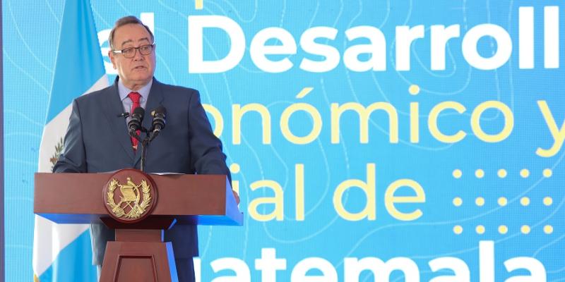 El presidente Giammattei presidió la apertura de la feria de la vivienda.