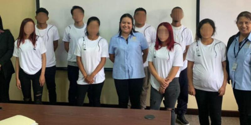 Doce adolescentes y jóvenes iniciaron el camino para convertirse en barberos profesionales