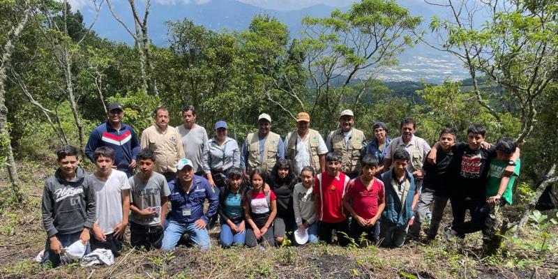 MARN y estudiantes reforestan el Parque Nacional Volcán de Pacaya y Laguna Calderas