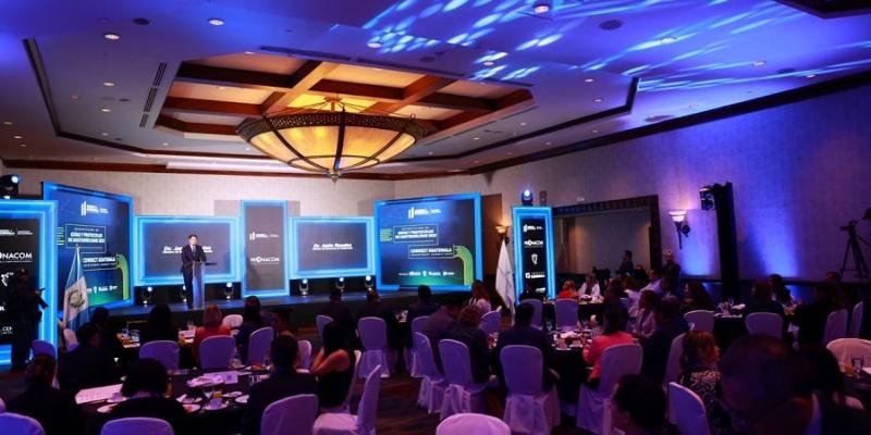 El Ministro de Economía Dr.  Janio Rosales presidió el evento . 