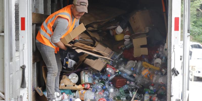 Ministro Gerson Barrios verifica la gestión de los residuos y desechos en Panajachel