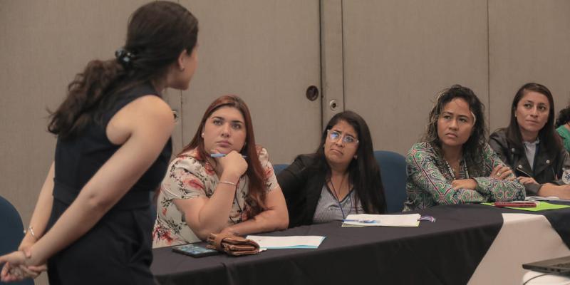 Las educadoras siguieron con atención las palabras de la expositora