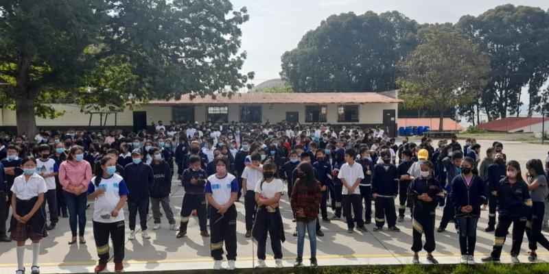 MARN y 467 estudiantes de Mixco reforestan en el Día Mundial del Medio Ambiente