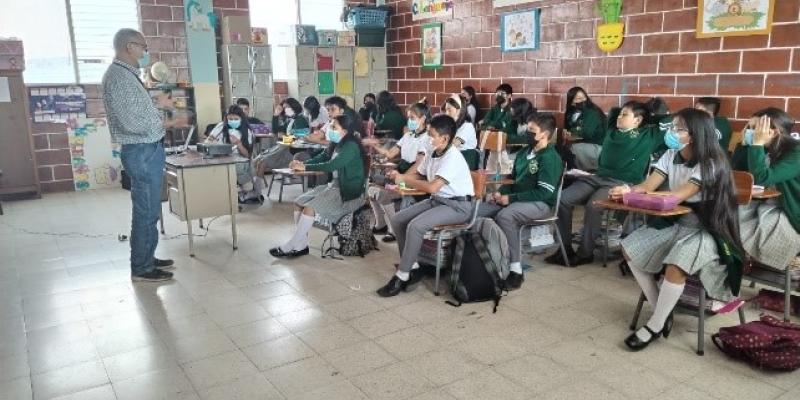 Estudiantes en Santa Cruz del Quiché aprenden sobre clasificación primaria y secundaria