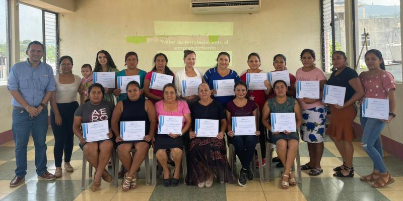 Emprendedores posan para foto con sus diplomas de participación del taller fortalecimieno al emprendimiento local