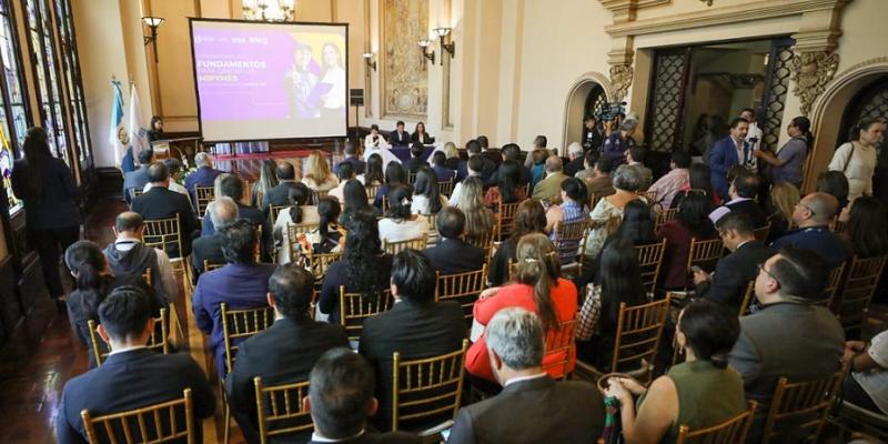 El Ministro de Economía Dr.  Janio Rosales presidió el evento . 
