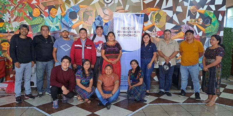 Emprendedores reciben taller sobre cómo elaborar un plan de negocios en Sololá