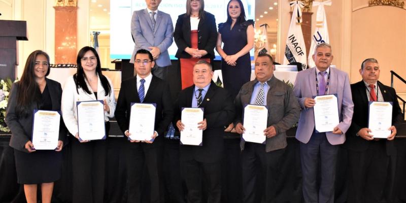 Personal del INACIF posa para la fotografía con acreditación de la norma ISO/IEC 17025:2017