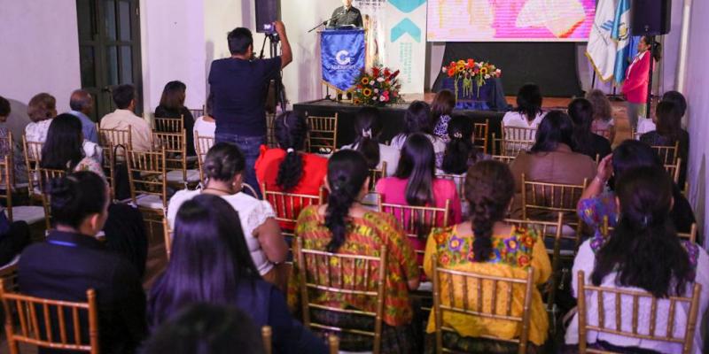 Público se muestra atento a las conferencia de prensa sobre el evento Mujeres Exportadoras 2023