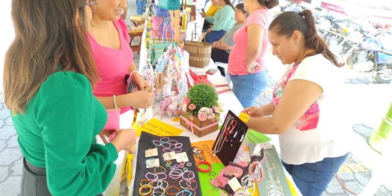mujeres participan en feria de comercialización en Teculután, Zacapa.