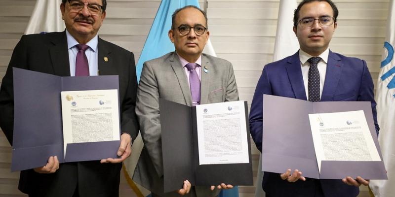 El viceministro de Asuntos Registrales, Juan Carlos Pellecer (centro) presidió el evento.