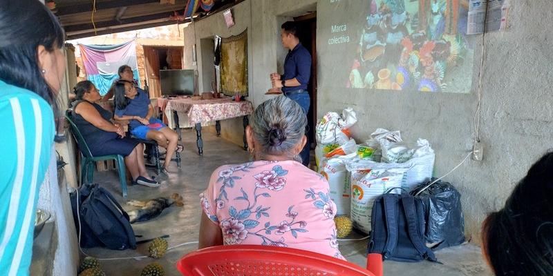 Emprendedoras reciben capacitación para fortalecer sus negocios. 