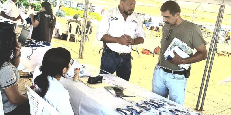 MARN promueve legislación ambiental en feria de Mipymes de Jutiapa