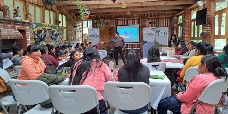 Emprendedores reciben taller sobre análisis de negocios