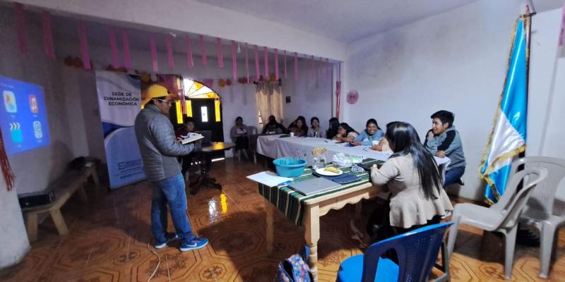 Emprendedores reciben capacitación para la formalización de sus negocios en Sololá