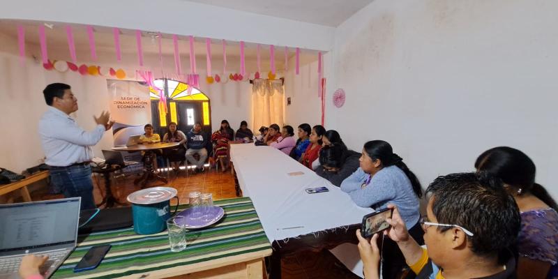 Emprendedores reciben formación de registro de marca y etiqueta