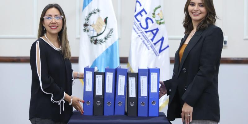 SESAN entrega carpeta institucional a SEGEPLAN como parte de transición gubernamental