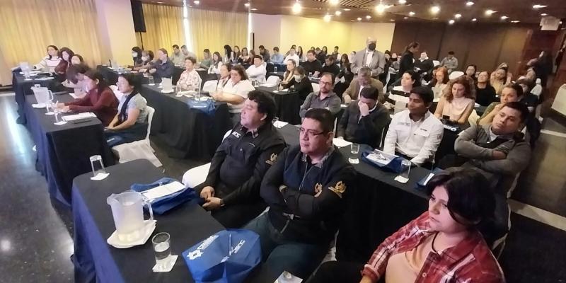 Público en general recibe conferencia sobre etiquetado de alimentos 