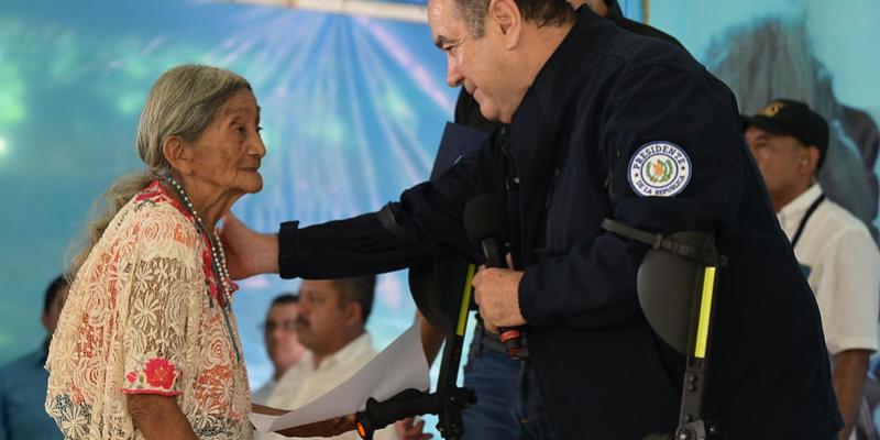 Presidente de la República entrega beneficio a adulto mayor