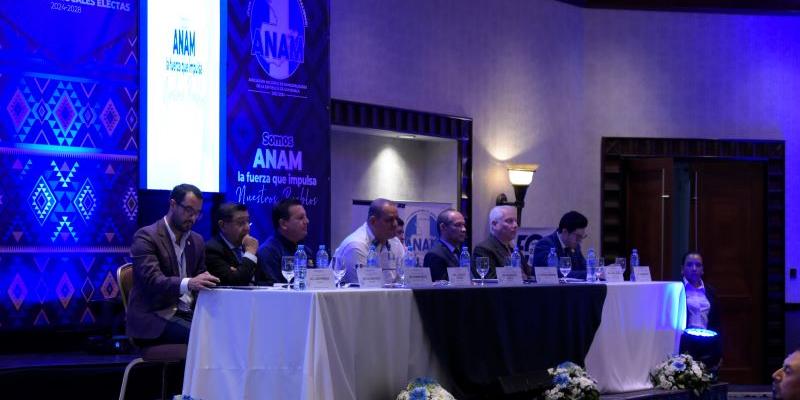 Mesa principal de evento que promovió Anam con alcaldes electos.
