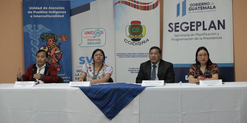 Mesa principal del conversatorio sobre pueblos indígenas. 