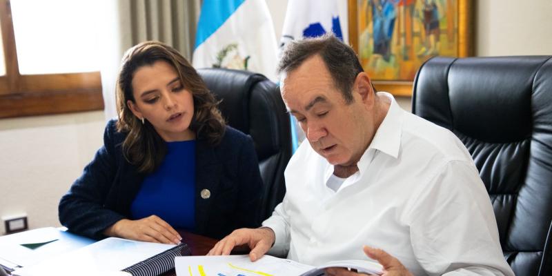 Luz Keila Vilchez, secretaria general de Planificación, en reunión de trabajo con el presidente Alejandro Giammattei.