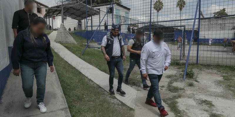 El secretario de la SBS, Francisco Molina, verifica los remozamientos