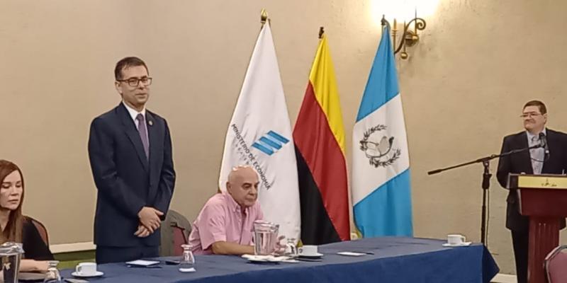 Viceministro de la Mipyme brinda palabras a los presentes en el taller para productores del Cacao