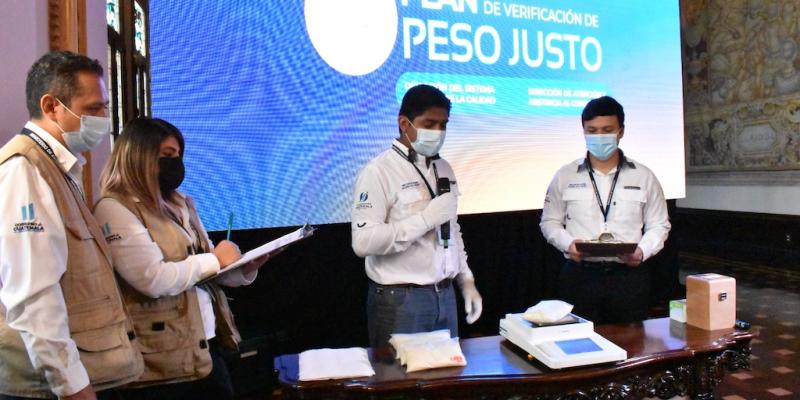 Técnicos del CENAME verifican peso de empacados. 