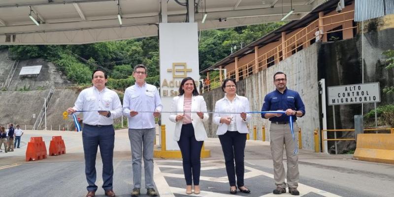 De  Izq. a Der. se observa al Director General de Aduanas de El Salvador, Benjamín Mayorga; al Secretario General de la SIECA, Francisco Lima-Mena;  a la Ministra de Economía de El Salvador, María Luisa Hayem Brevé;  a la viceministra de Integración y Comercio Exterior de Guatemala, María Luisa Flores y al Intendente de Aduanas de la SAT, Werner Ovalle Ramírez.