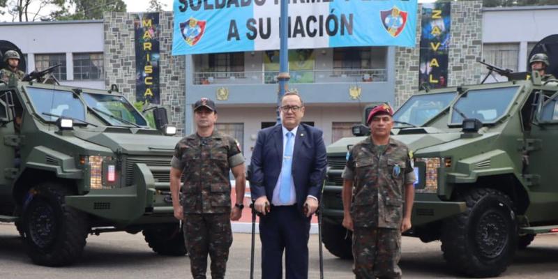 Supervisión y entrega de 4 vehículos tácticos pesados para transporte de personal al Ejército de Guatemala.