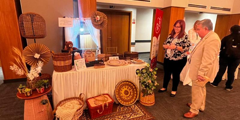 emprendedores muestran sus productos en show room organizado por USAID
