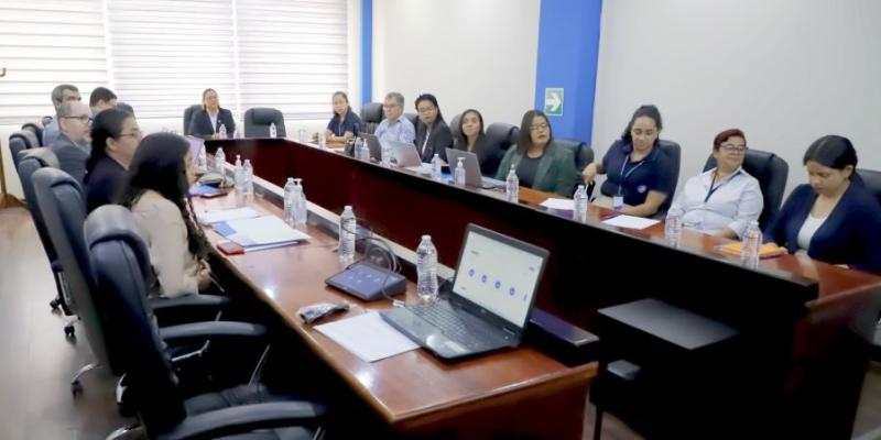 La delegación fue recibida por la gerente general del INE.
