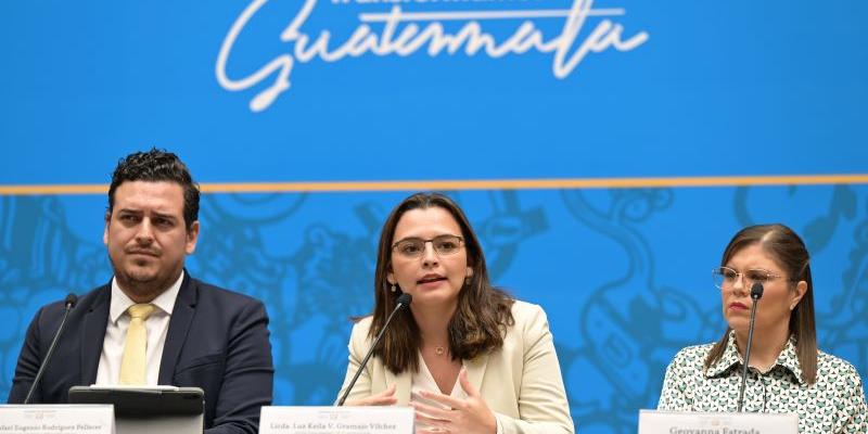 Secretaria general de Planificación participa en conferencia de prensa sobre transición gubernamental.