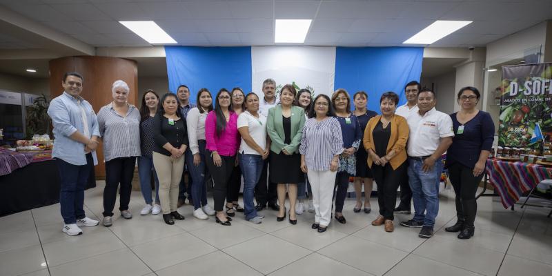 #ProtagonistasMineco | Doña Mónica presenta sus productos en Feria de Independencia #MinecoGt en apoyo a los emprendedores. 