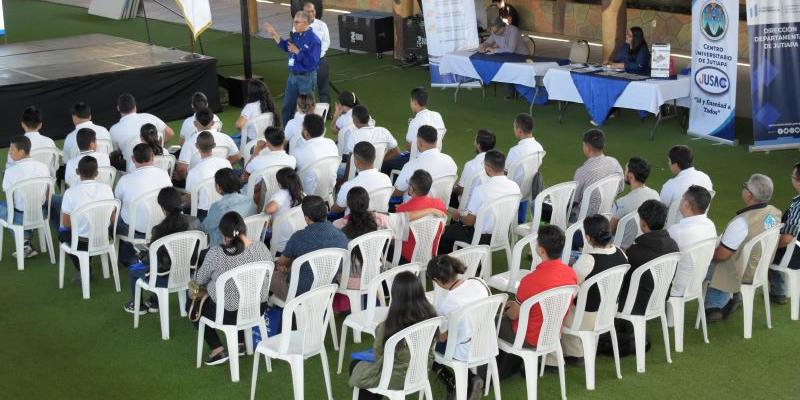 Grupo de estudiantes asistió a Expo Becas Tour a Jutiapa.