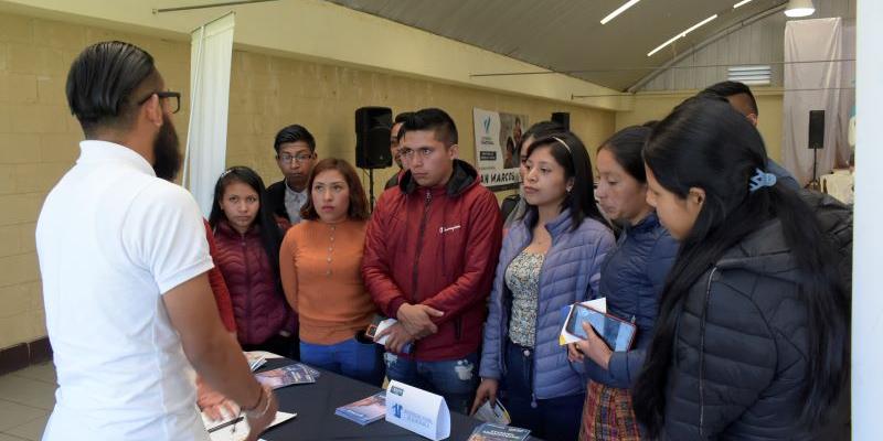 Decenas de estudiantes participan en Expo Becas Tour 2023 en Totonicapán y San Marcos.