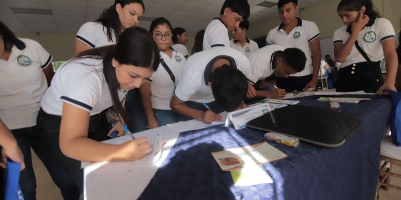 Jóvenes de Zacapa asisten a la Expo Becas Tour 2023 en su departamento.