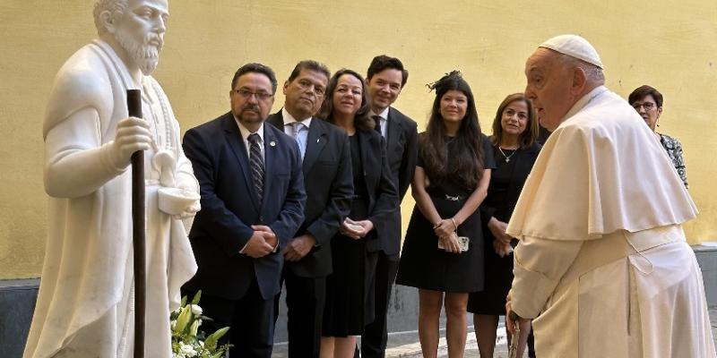 Papa Francisco bendice escultura del Santo Hermano Pedro 