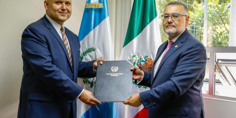 Viceministro de Relaciones Exteriores de Guatemala entrega exequatur a cónsul de México en Quetzaltenango 