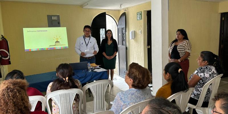 Emprendedores reciben capacitación sobre registros contables